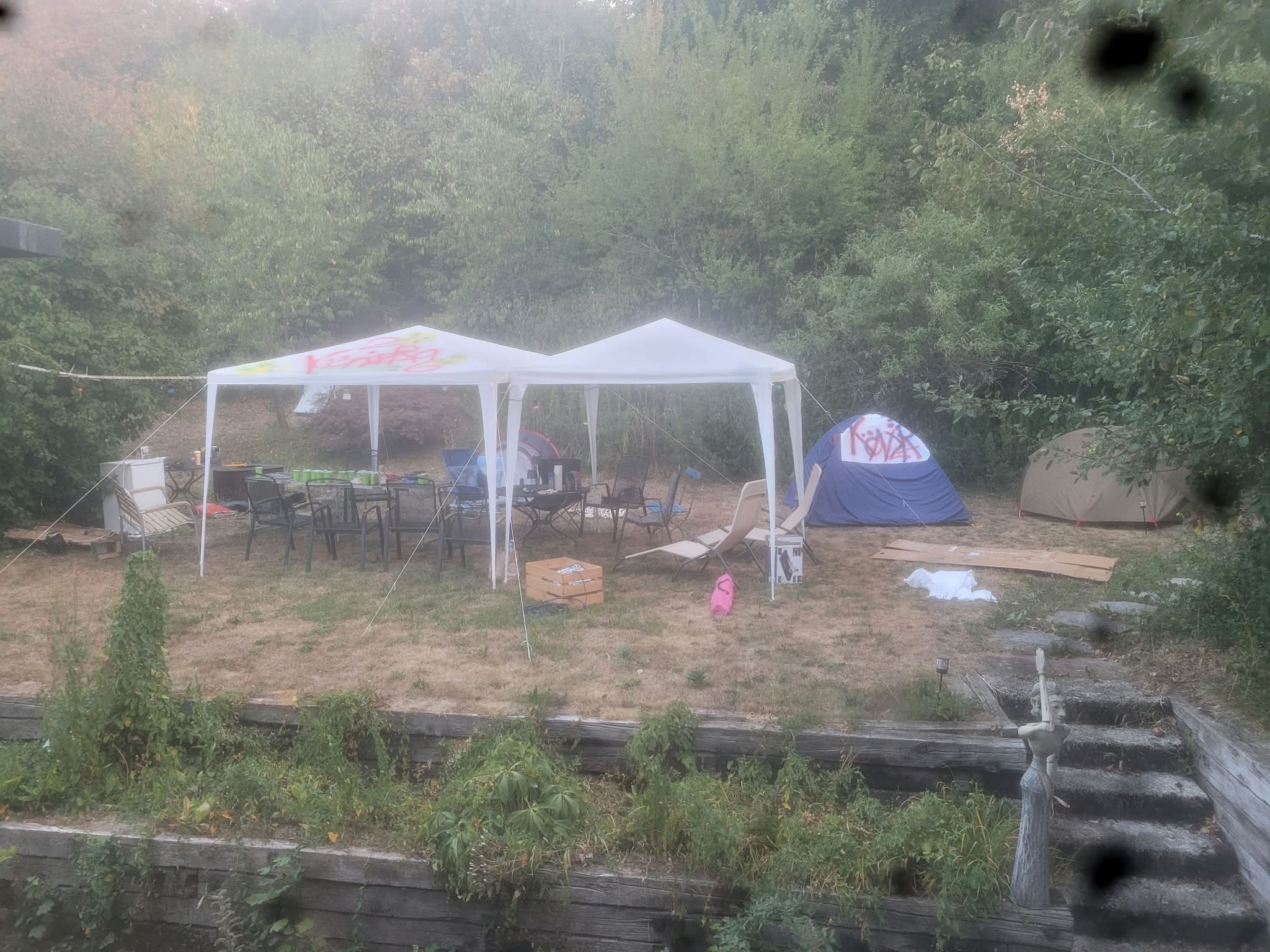 Könizra 2026, Zeltplatz in der Abenddämmerung